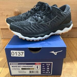 Mizuno Wave Sky 4 Waveknit Women’s 7.5 Sneakers Black NIB